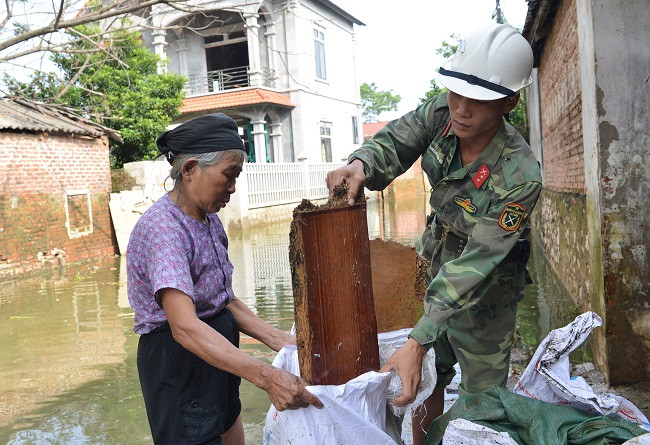 Cán bộ, chiến sĩ Sư đoàn Bộ binh 301 giúp nhân dân tổng dọn vệ sinh môi trường.