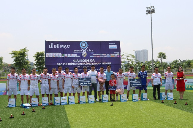 FC Hoàng Thu giành giải nhì.