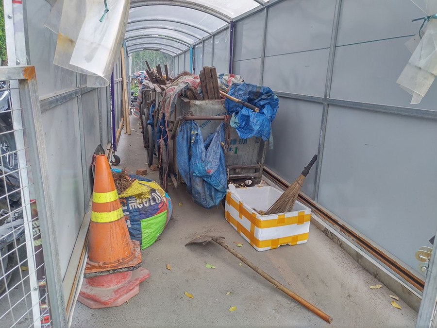 Các dụng cụ và xe rác được cất bên trong “nhà ở di động”. Các dụng cụ và xe rác được cất bên trong “nhà ở di động”.