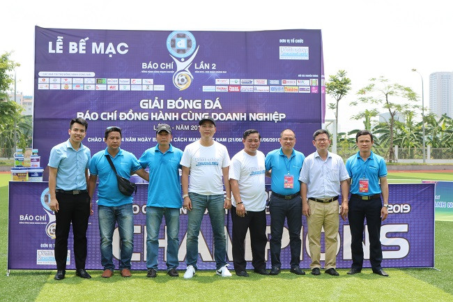Ban tổ chức Giải bóng đá "Báo chí đồng hành cùng doanh nghiệp" lần thứ 2 - năm 2019 chụp ảnh lưu niệm cùng các đơn vị tài trợ.
