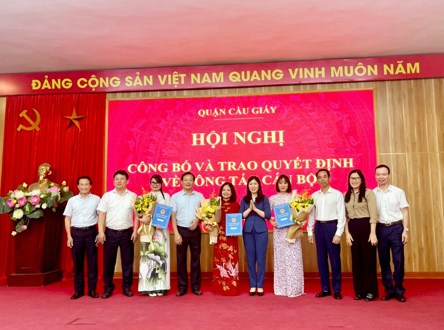 Trần Thị Phương Hoa - Bí thư Quận uỷ Cầu Giấy (thứ 5 từ phải sang) cùng đại biểu lãnh đạo quận Cầu Giấy chúc mừng, trao quyết cho Ban Giám hiệu Trường Mầm non Bình Minh. Trần Thị Phương Hoa - Bí thư Quận uỷ Cầu Giấy (thứ 5 từ phải sang) cùng đại biểu lãnh đạo quận Cầu Giấy chúc mừng, trao quyết cho Ban Giám hiệu Trường Mầm non Bình Minh.