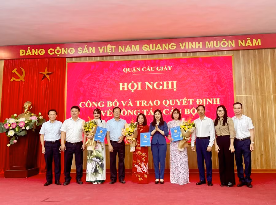 Trần Thị Phương Hoa - Bí thư Quận uỷ Cầu Giấy (thứ 5 từ phải sang) cùng đại biểu lãnh đạo quận Cầu Giấy chúc mừng, trao quyết cho Ban Giám hiệu Trường Mầm non Bình Minh.