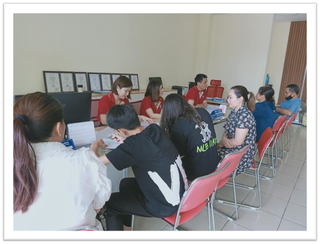 Phụ huynh học sinh đăng ký hồ sơ dự tuyển vào Lớp 10 tại phòng tuyển sinh trường Hồng Đức.