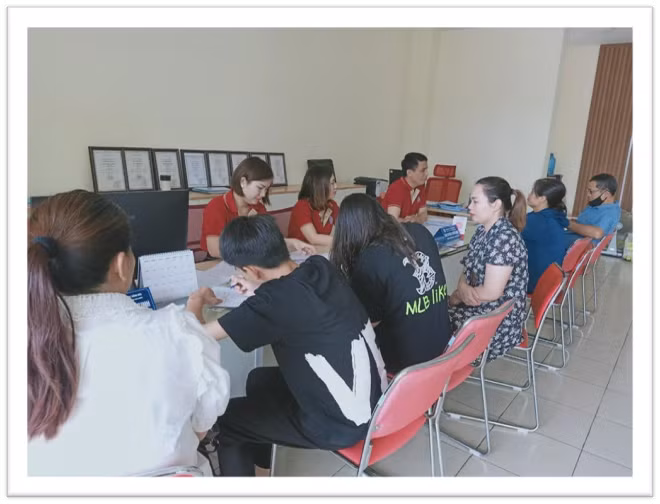 Phụ huynh học sinh đăng ký hồ sơ dự tuyển vào Lớp 10 tại phòng tuyển sinh trường Hồng Đức.