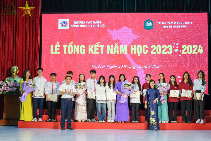TS.NGƯT Phạm Xuân Khánh và cô Trần Thị Hải Yến tuyên dương, khen thưởng giáo viên, học sinh có thành tích cao của nhà trường. TS.NGƯT Phạm Xuân Khánh và cô Trần Thị Hải Yến tuyên dương, khen thưởng giáo viên, học sinh có thành tích cao của nhà trường.