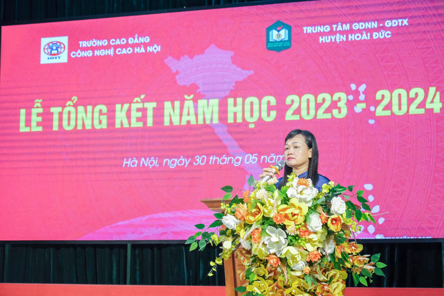 Cô Trần Thị Hải Yến - Phó Giám đốc Trung tâm GDNN - GDTX huyện Hoài Đức phát biểu tại buổi lễ. Cô Trần Thị Hải Yến - Phó Giám đốc Trung tâm GDNN - GDTX huyện Hoài Đức phát biểu tại buổi lễ.