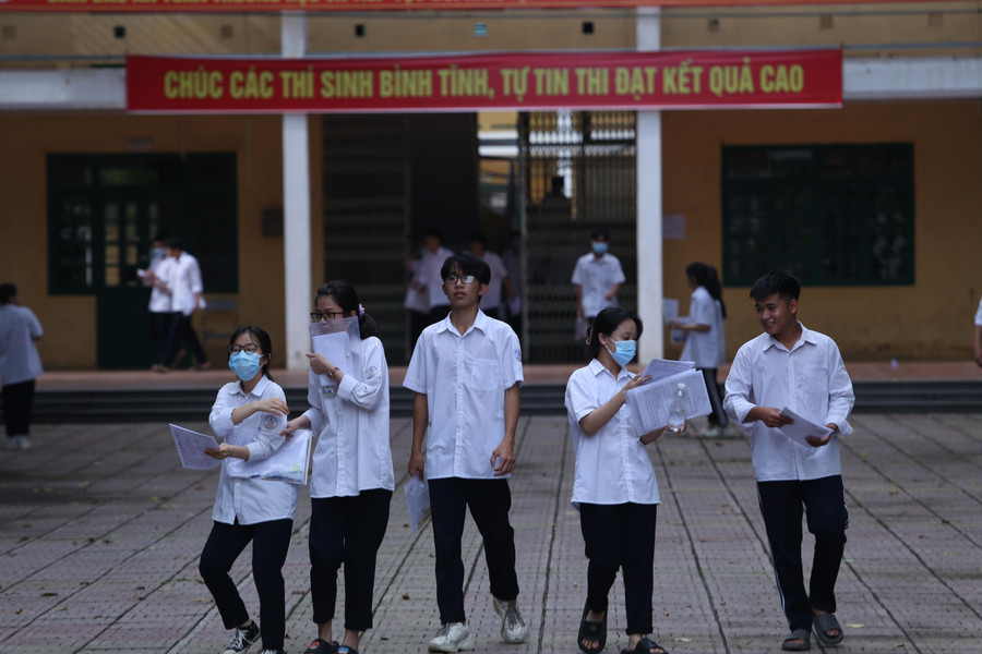 Những thí sinh đầu tiên hoàn thành bài thi chiều 8/7 tại Điểm thi trường THPT Nguyễn Văn Cừ. Những thí sinh đầu tiên hoàn thành bài thi chiều 8/7 tại Điểm thi trường THPT Nguyễn Văn Cừ.