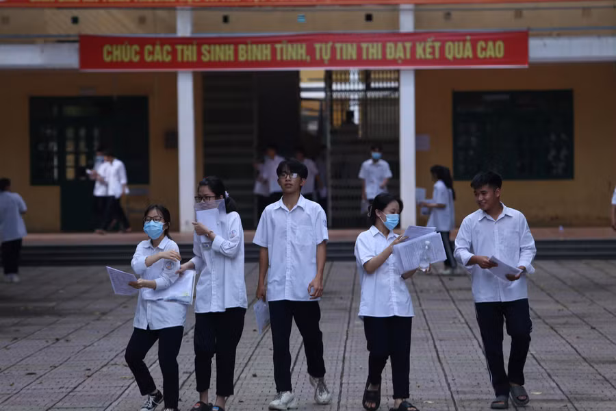 Những thí sinh đầu tiên hoàn thành bài thi chiều 8/7 tại Điểm thi trường THPT Nguyễn Văn Cừ.