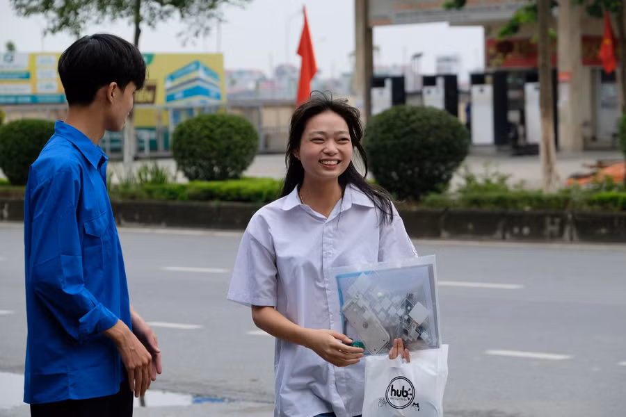 Tự tin trước bài thi cuối của kỳ thi cuối chiều 8/7 thể hiện qua gương mặt thí sinh tại Điểm thi trường THPT Nguyễn Văn Cừ.