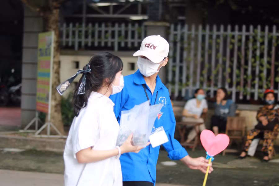 Tình nguyện viên hỏi thăm, tận tình giúp đỡ thí sinh tại điểm thi Trường THPT Lục Nam chiều 7/7.
