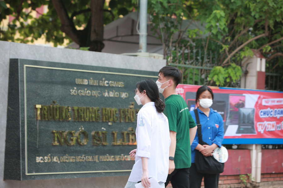 Thí sinh đến điểm thi trường THPT Ngô Sĩ Liên (tỉnh Bắc Giang). Thí sinh đến điểm thi trường THPT Ngô Sĩ Liên (tỉnh Bắc Giang).