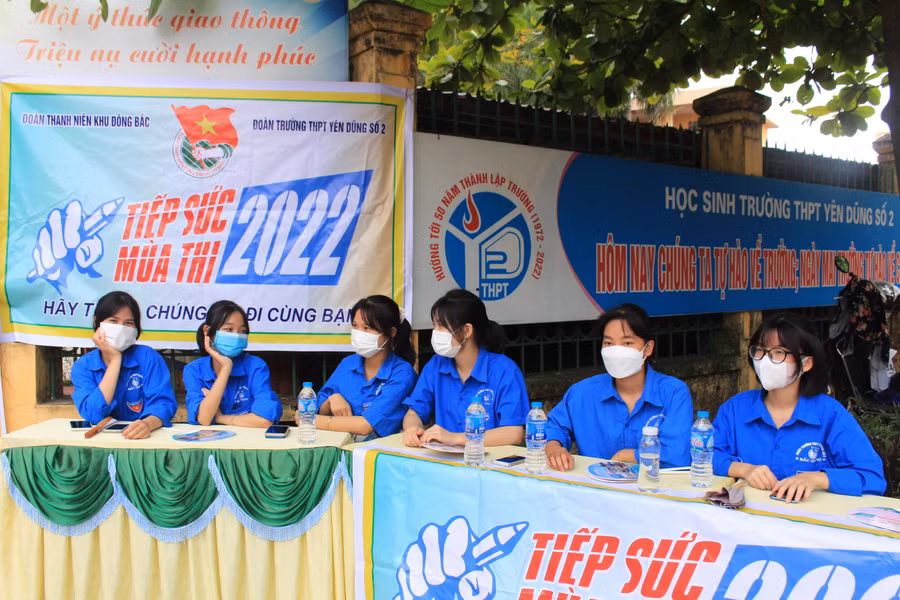 Tình nguyện viên có mặt sớm tại điểm thi trường THPT Yên Dũng số 2 (huyện Yên Dũng) để hỗ trợ thí sinh.