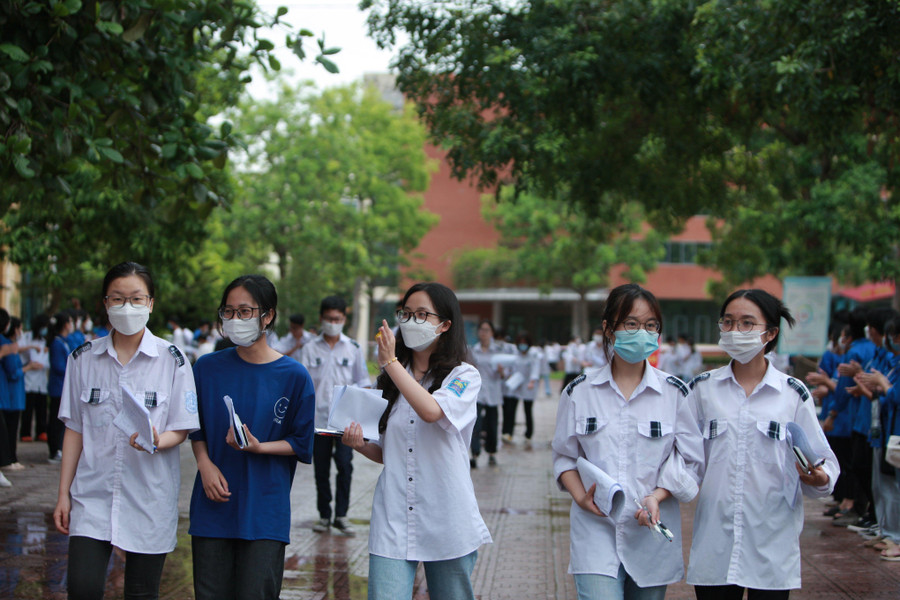 Thí sinh Điểm thi trường THPT Chuyên Bắc Giang vui mừng sau khi hoàn thành bài thi môn Toán. Thí sinh Điểm thi trường THPT Chuyên Bắc Giang vui mừng sau khi hoàn thành bài thi môn Toán.