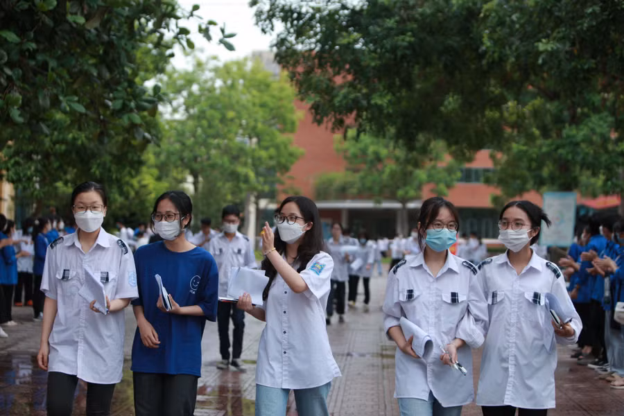 Thí sinh Điểm thi trường THPT Chuyên Bắc Giang vui mừng sau khi hoàn thành bài thi môn Toán.