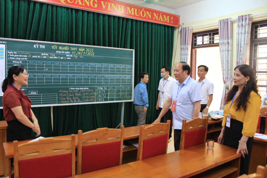 6h30 đoàn kiểm tra của Sở GD&ĐT có mặt tại Điểm thi để kiểm tra, động viên thí sinh trước giờ làm bài thi. 6h30 đoàn kiểm tra của Sở GD&ĐT có mặt tại Điểm thi để kiểm tra, động viên thí sinh trước giờ làm bài thi.