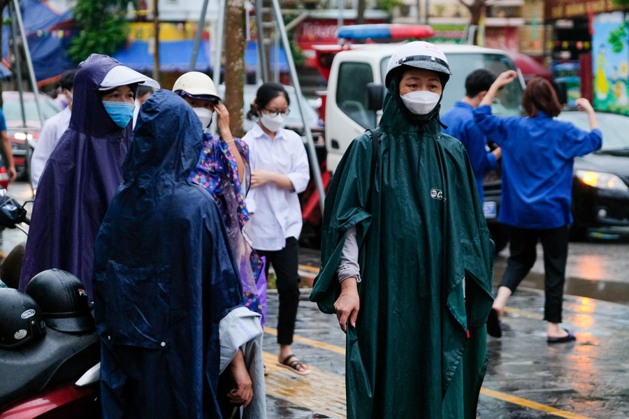 Phụ huynh dưới mưa tại cổng Điểm thi trường THPT Ngô Sĩ Liên (thành phố Bắc Giang). Phụ huynh dưới mưa tại cổng Điểm thi trường THPT Ngô Sĩ Liên (thành phố Bắc Giang).