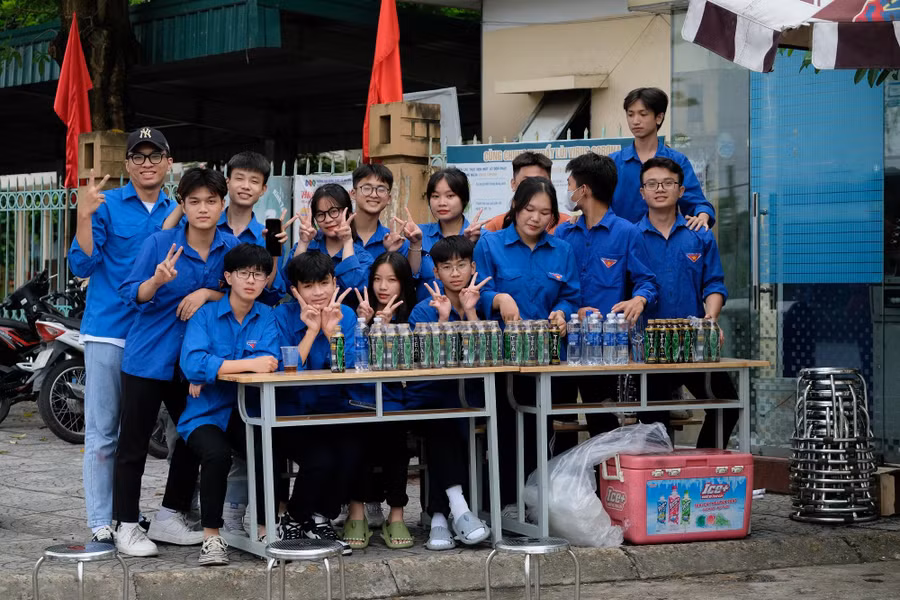 Khoảng 13h chiều 8/7 các tình nguyện viên đã có mặt tại Điểm thi trường THPT Nguyễn Văn Cừ để hỗ trợ thí sinh.