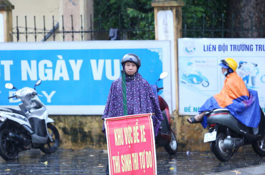 Tâm trạng hồi hộp của phụ huynh dưới mưa đợi thí sinh tại Điểm thi trường THPT Ngô Sĩ Liên (thành phố Bắc Giang). Tâm trạng hồi hộp của phụ huynh dưới mưa đợi thí sinh tại Điểm thi trường THPT Ngô Sĩ Liên (thành phố Bắc Giang).