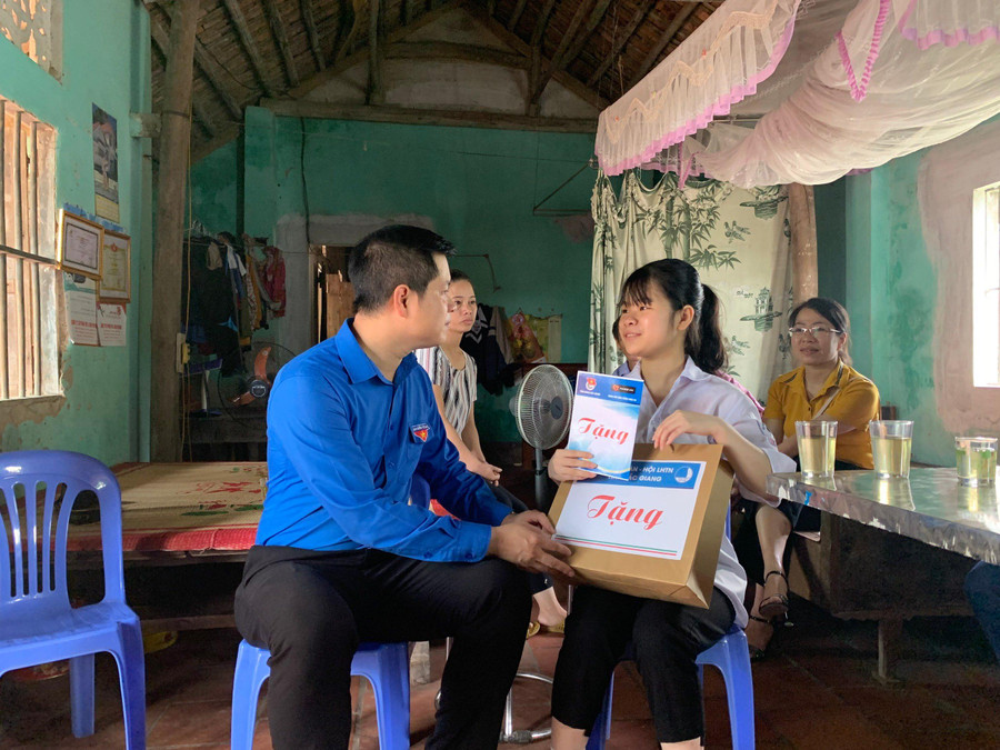 Lãnh đạo Tỉnh đoàn Bắc Giang thăm tặng quà học sinh nghèo huyện Yên Dũng. Lãnh đạo Tỉnh đoàn Bắc Giang thăm tặng quà học sinh nghèo huyện Yên Dũng.