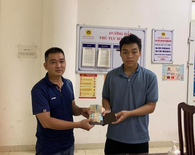 Đại úy Nguyễn Duy Điệp trao trả chiếc ví cho thí sinh đánh rơi.