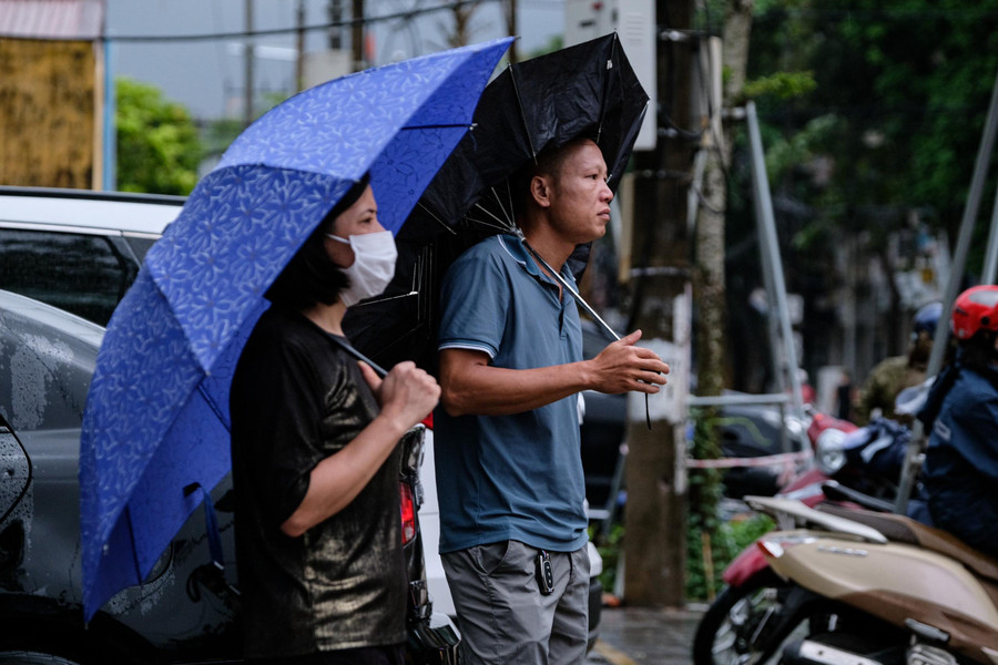 Phụ huynh chờ đợi thí sinh làm bài thi tốt trong ngày thi cuối. Phụ huynh chờ đợi thí sinh làm bài thi tốt trong ngày thi cuối.