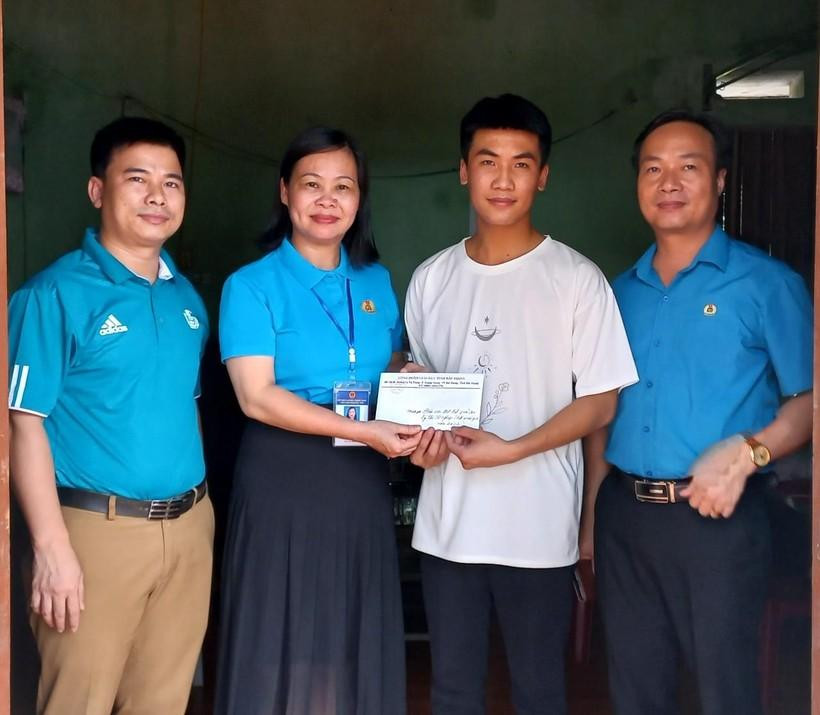 Bà Trần Thúy Hoàn - Chủ tịch Công đoàn ngành Giáo dục Bắc Giang đến thăm, tặng quà cho học sinh Nguyễn Ngọc Thạch. Bà Trần Thúy Hoàn - Chủ tịch Công đoàn ngành Giáo dục Bắc Giang đến thăm, tặng quà cho học sinh Nguyễn Ngọc Thạch.
