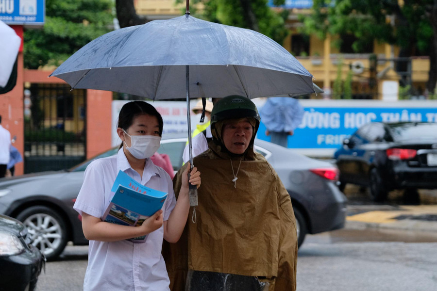 Thí sinh đến Điểm thi sáng 8/7.