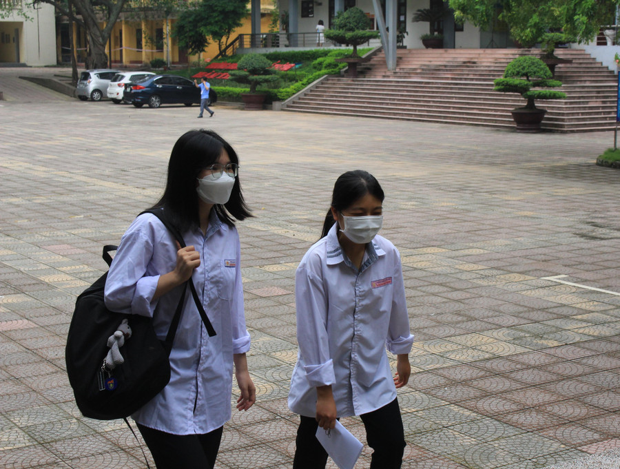 Những thí sinh đầu tiên có mặt tại Điểm thi số 2 trường THPT Hàn Thuyên (Bắc Ninh). Những thí sinh đầu tiên có mặt tại Điểm thi số 2 trường THPT Hàn Thuyên (Bắc Ninh).