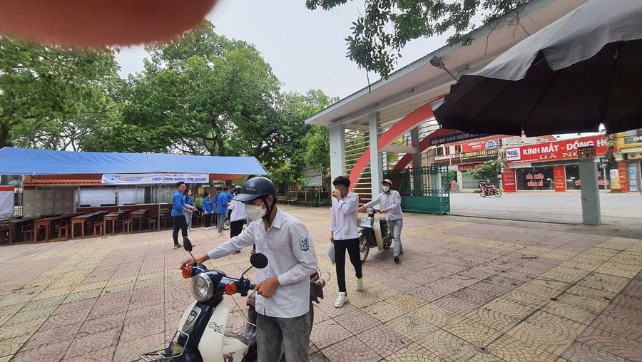 Thí sinh đến điểm thi số 21 trường THPT Thuận Thành số 1. Thí sinh đến điểm thi số 21 trường THPT Thuận Thành số 1.
