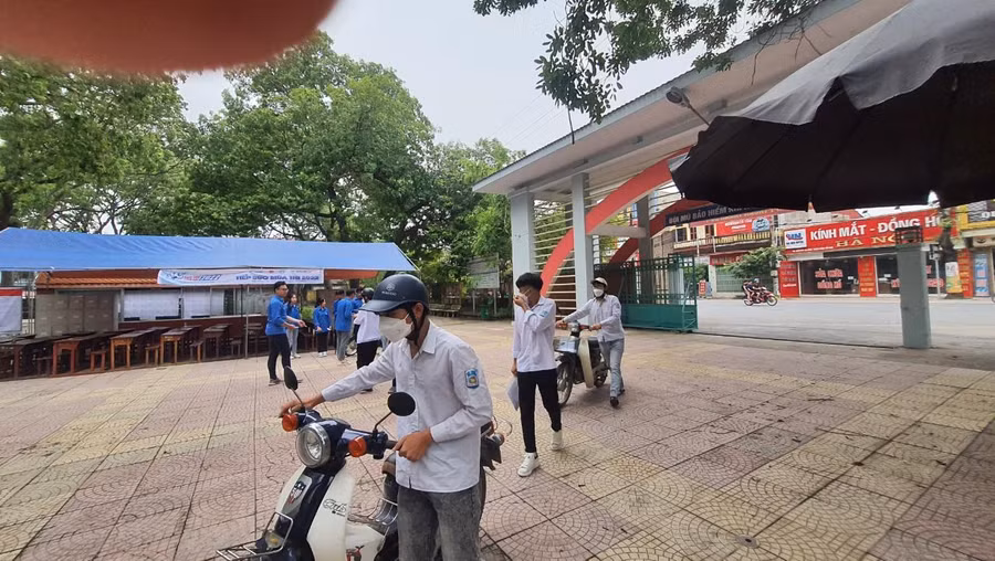 Thí sinh đến điểm thi số 21 trường THPT Thuận Thành số 1.