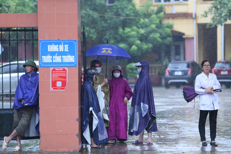 Phụ huynh đưa thí sinh dự thi tại Điểm thi trường THPT Lục Nam (huyện Lục Nam). Phụ huynh đưa thí sinh dự thi tại Điểm thi trường THPT Lục Nam (huyện Lục Nam).