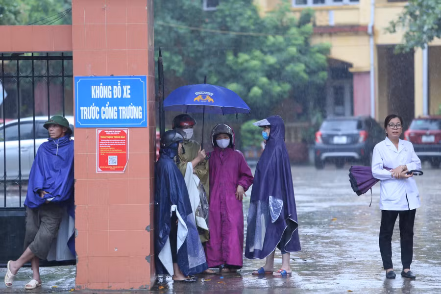 Phụ huynh đưa thí sinh dự thi tại Điểm thi trường THPT Lục Nam (huyện Lục Nam).