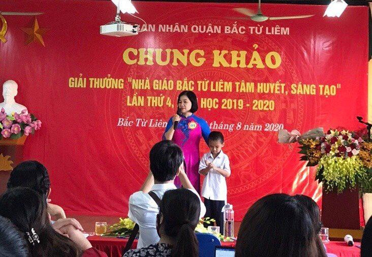 Cô Vương Tuyết Băng cũng học trò Nguyễn Hoàng Ân tại Cuộc thi “Nhà giáo tâm huyết sáng tạo” lần thứ IV do Phòng GD&ĐT quận Bắc Từ Liêm tổ chức. Cô Vương Tuyết Băng cũng học trò Nguyễn Hoàng Ân tại Cuộc thi “Nhà giáo tâm huyết sáng tạo” lần thứ IV do Phòng GD&ĐT quận Bắc Từ Liêm tổ chức.