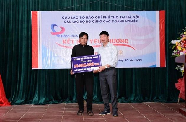 Nhà báo Nguyễn Thanh Hải - Chủ tịch CLB báo chí Phú Thọ tại Hà Nội đại diện cho đoàn thiện nguyện trao quà cho gia đình khó khăn. Nhà báo Nguyễn Thanh Hải - Chủ tịch CLB báo chí Phú Thọ tại Hà Nội đại diện cho đoàn thiện nguyện trao quà cho gia đình khó khăn.