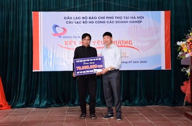 Nhà báo Nguyễn Thanh Hải - Chủ tịch CLB báo chí Phú Thọ tại Hà Nội đại diện cho đoàn thiện nguyện trao quà cho gia đình khó khăn.