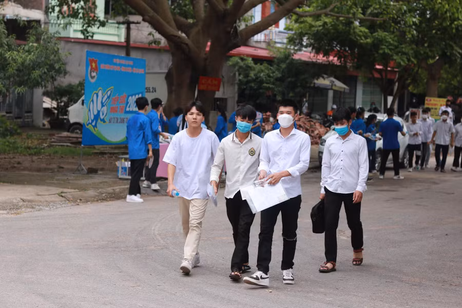 Thí sinh đến Điểm thi trường THPT Lục Nam (huyện Lục Nam) sẵn sàng môn thi trắc nghiệm chiều nay 7/7.