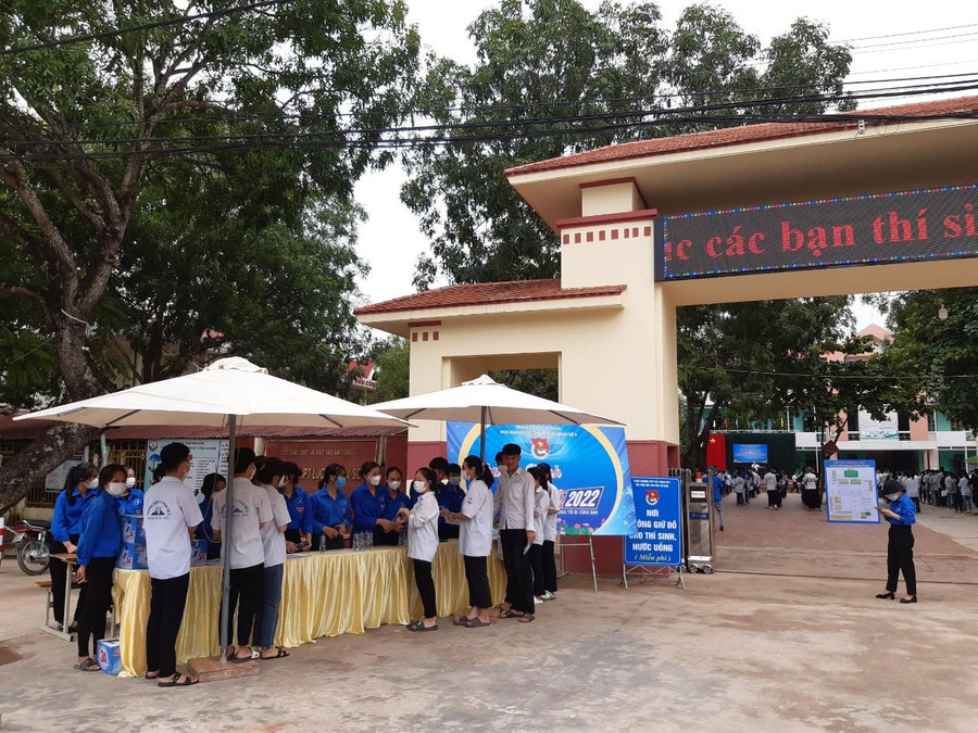 Tận tình, chu đáo là những gì tình nguyện viên mang đến cho thí sinh tại Điểm thi trường THPT Lục Ngạn số 3 (huyện Lục Ngạn).