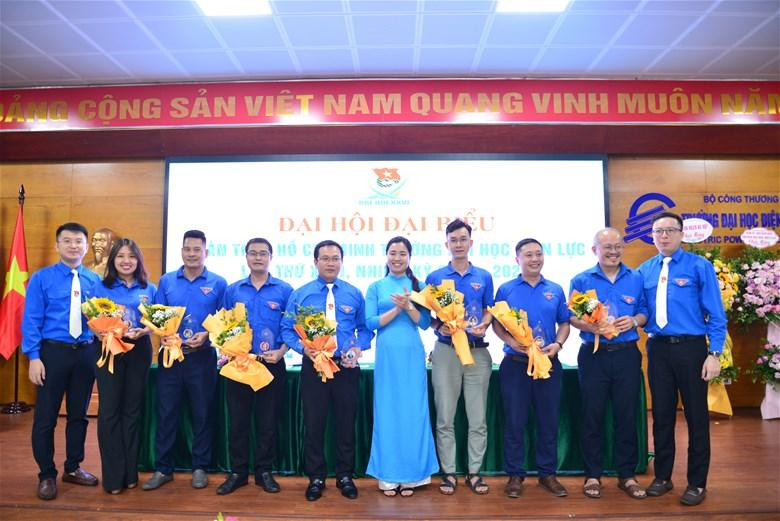 Tân Bí thư Đoàn trường tặng hoa chia tay các đồng chí Ủy viên BCH Đoàn Trường khóa XXV không tham gia BCH khóa XXVI. Tân Bí thư Đoàn trường tặng hoa chia tay các đồng chí Ủy viên BCH Đoàn Trường khóa XXV không tham gia BCH khóa XXVI.