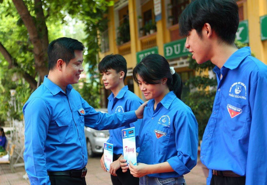 Lãnh đạo Tỉnh Đoàn Bắc Giang động viên tình nguyện viên tham gia tiếp sức mùa thi. Lãnh đạo Tỉnh Đoàn Bắc Giang động viên tình nguyện viên tham gia tiếp sức mùa thi.