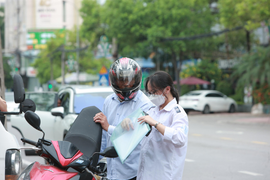 Phụ huynh đưa thí sinh đến Điểm thi sớm với những dặn dò tự tin, thi tốt. Phụ huynh đưa thí sinh đến Điểm thi sớm với những dặn dò tự tin, thi tốt.