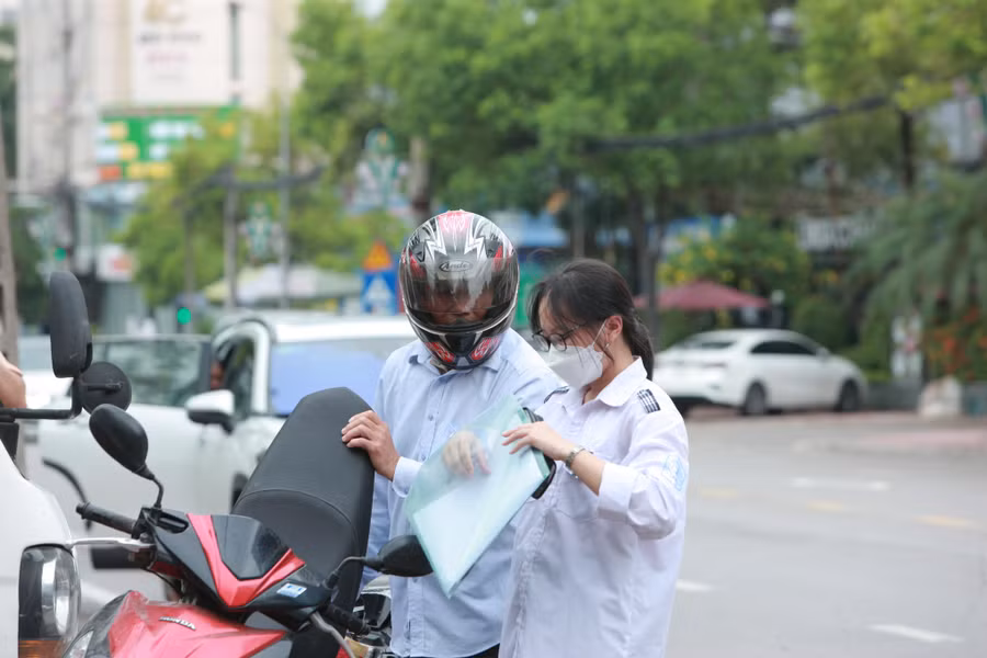 Phụ huynh đưa thí sinh đến Điểm thi sớm với những dặn dò tự tin, thi tốt.