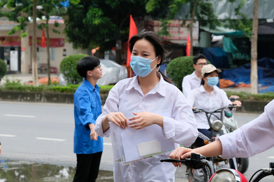 Tình nguyện viên hướng dẫn, phân luồng giao thông hỗ trợ thí sinh đi lại. Tình nguyện viên hướng dẫn, phân luồng giao thông hỗ trợ thí sinh đi lại.