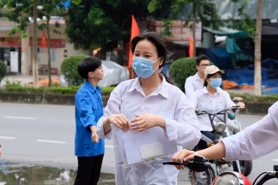 Tình nguyện viên hướng dẫn, phân luồng giao thông hỗ trợ thí sinh đi lại.