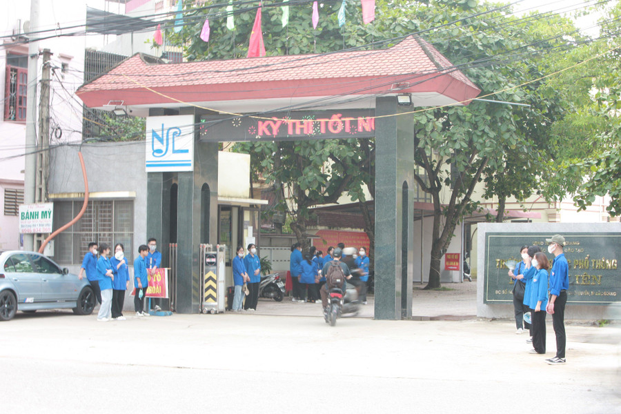 Bên ngoài Điểm thi trường THPT Ngô Sĩ Liên (thành phố Bắc Giang) luôn có lực lượng tình nguyện viên túc trực.