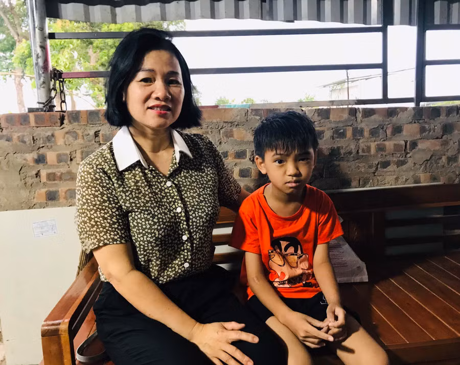 Cô Vương Tuyết Băng cùng cậu học trò nhỏ Nguyễn Hoàng Ân trong lần tới thăm nhà của gia đình em ở phường Tây Tựu.