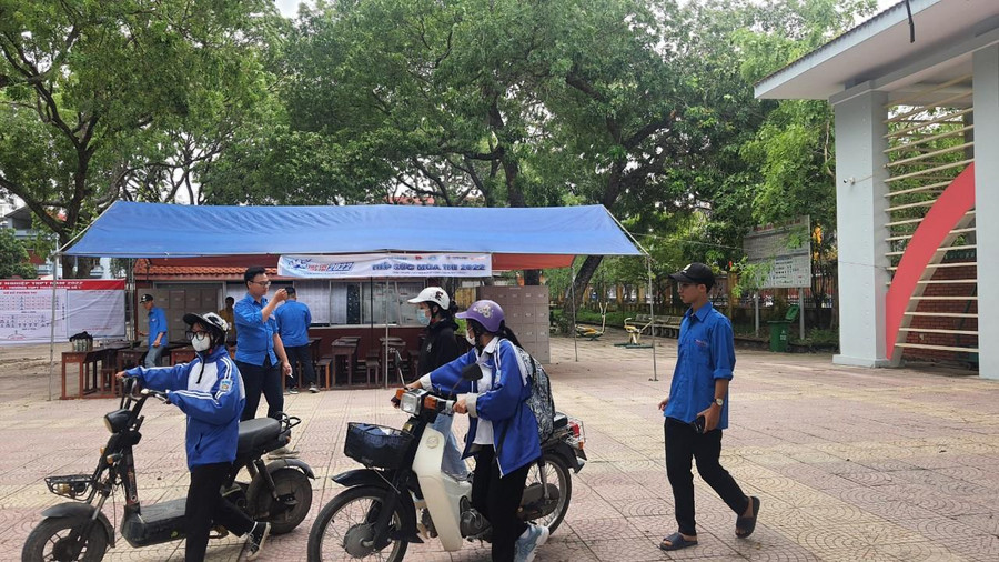 Thanh niên tình nguyện hỗ trợ thí sinh tại điểm thi số 21 trường THPT Thuận Thành số 1. Thanh niên tình nguyện hỗ trợ thí sinh tại điểm thi số 21 trường THPT Thuận Thành số 1.