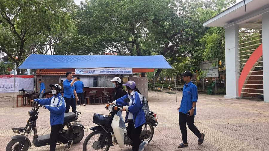 Thanh niên tình nguyện hỗ trợ thí sinh tại điểm thi số 21 trường THPT Thuận Thành số 1.