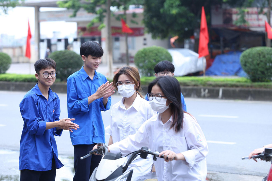 Những màn chào đón, động viên thí sinh tại Điểm thi trường THPT Nguyễn Văn Cừ giúp thí sinh thêm ấm lòng, tự tin bước vào bài thi. Những màn chào đón, động viên thí sinh tại Điểm thi trường THPT Nguyễn Văn Cừ giúp thí sinh thêm ấm lòng, tự tin bước vào bài thi.