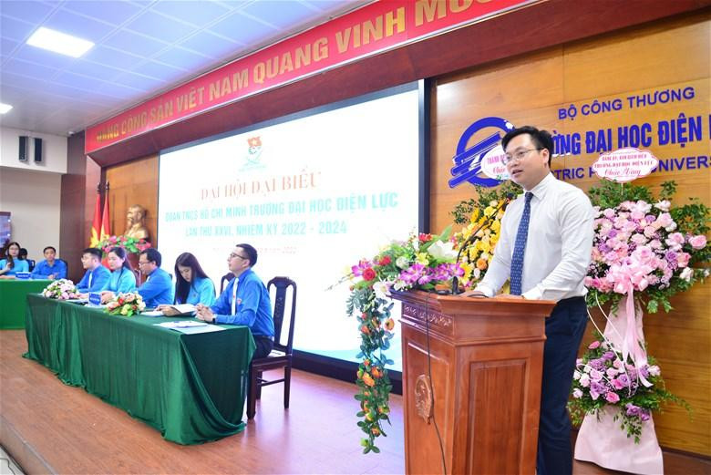 Đồng chí Trần Quang Hưng chúc mừng những thành tích của Đoàn TNCS Hồ Chí Minh Trường Đại học Điện lực đã đạt. Đồng chí Trần Quang Hưng chúc mừng những thành tích của Đoàn TNCS Hồ Chí Minh Trường Đại học Điện lực đã đạt.