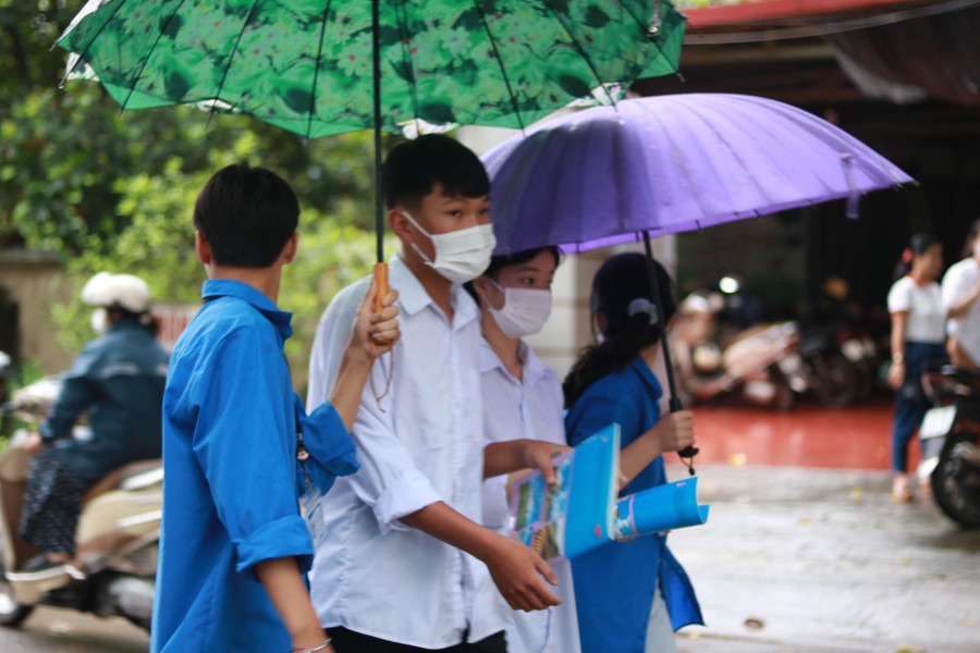 Thanh niên tình nguyện hỗ trợ thí sinh Điểm thi trường THPT Lục Nam (huyện Lục Nam). Thanh niên tình nguyện hỗ trợ thí sinh Điểm thi trường THPT Lục Nam (huyện Lục Nam).